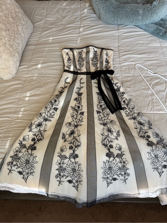 White House Black Market Dresses & Skirts - WHBM - Strapless White Dress with Black Floral Embroidery and Belt size 2